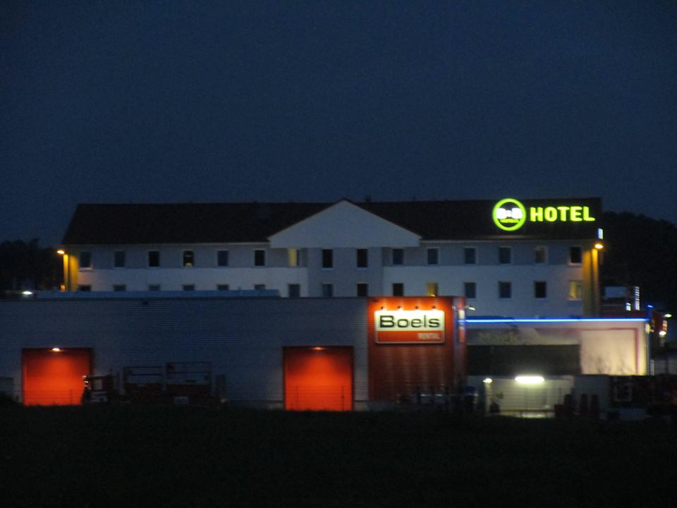 Hotel von außen bei Nacht B&B Hotel Köln-Airport