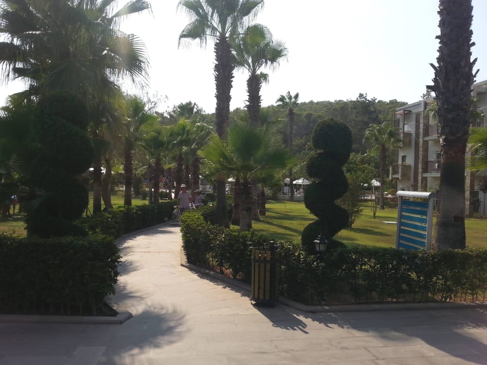 Gepflegte Gartenanlage Green Bay Resort & Spa