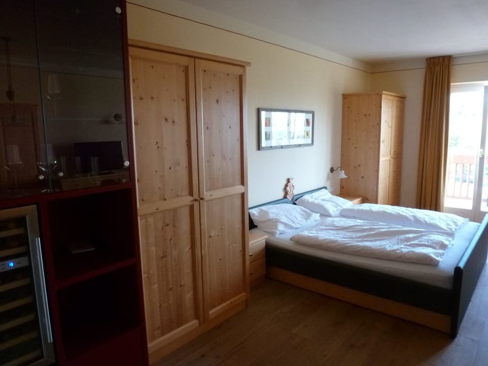 Bett und Weinkühlschrank Weingut Klosterhof Garni-Hotel