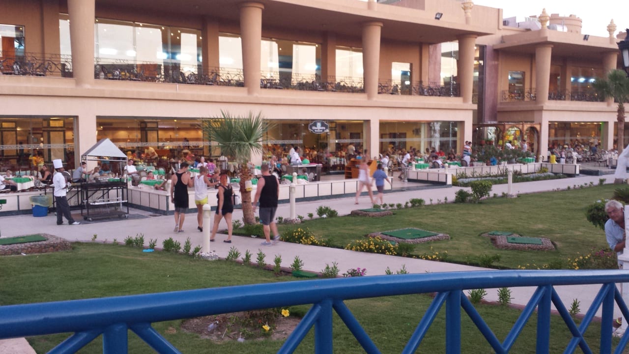 Abends am Restaurant Hotel Titanic Palace