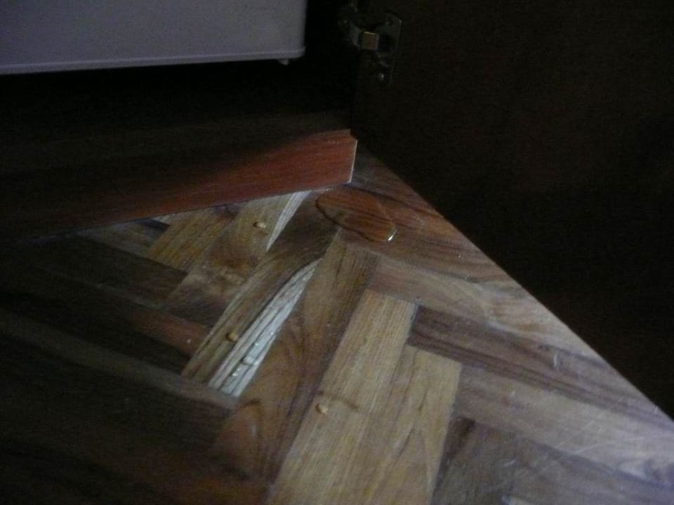 Zimmer Bar - Kühlschrank läuft aus Padma Resort Legian