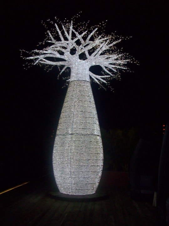 Beleuchtete Deko im Hotel Lopesan Baobab Resort