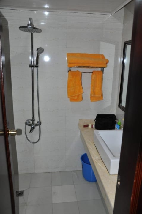 Blick ins Bad ( Dusche ) Zhangmu Dram Hotel