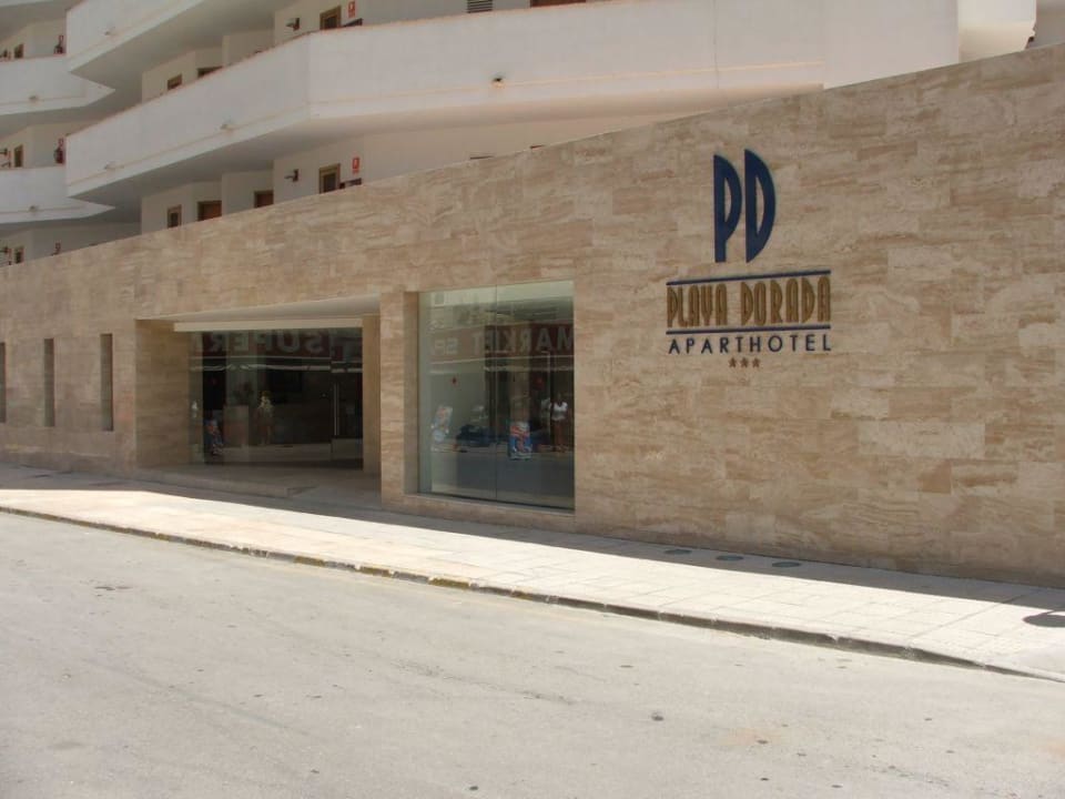 Eingang des Hotels Aparthotel Playa Dorada