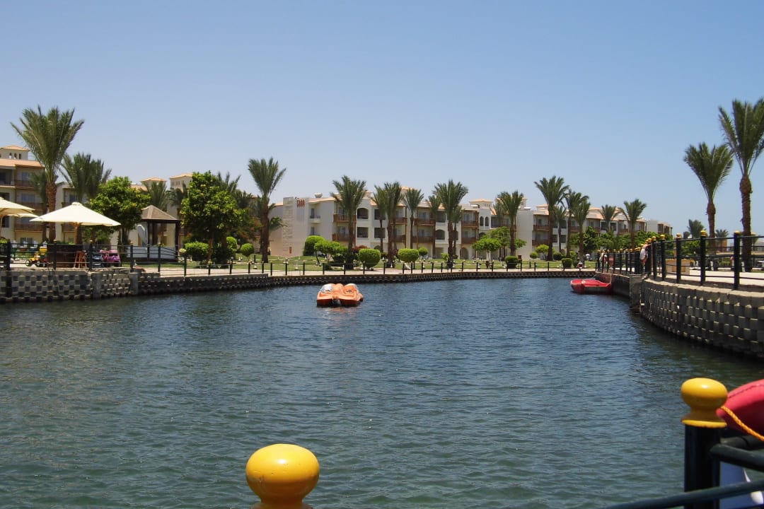 Meerwasserlagune mit Tretbooten Pickalbatros Dana Beach Resort - Hurghada