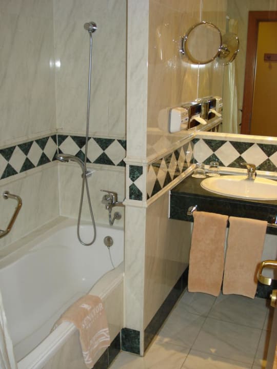 Blick ins Badezimmer NH Collection Madrid Gran Vía