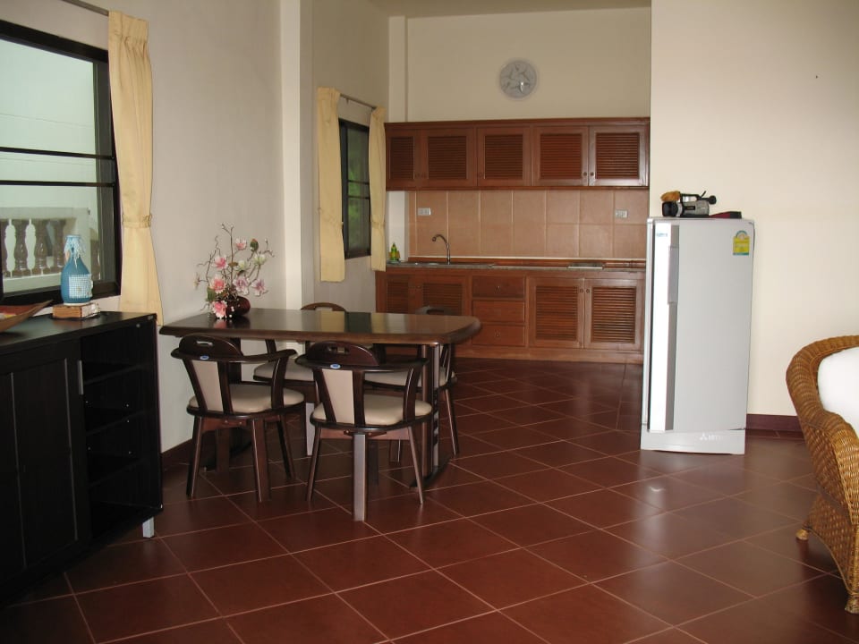 Einbauküche mit Kühlschrank und Esstisch  Paradise Sea View Resort