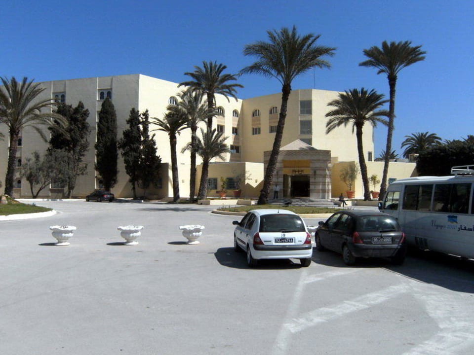 Parkraum vor dem Hotel Hotel Marhaba Club
