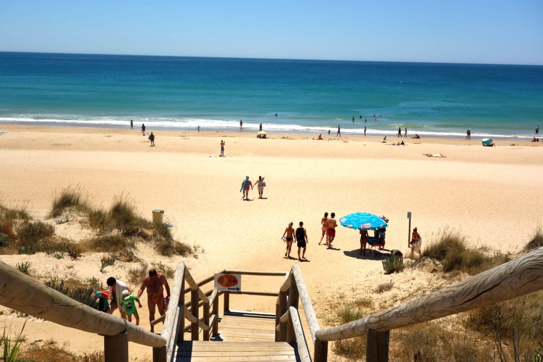 Holztreppe zum Strand Hotel Riu Chiclana