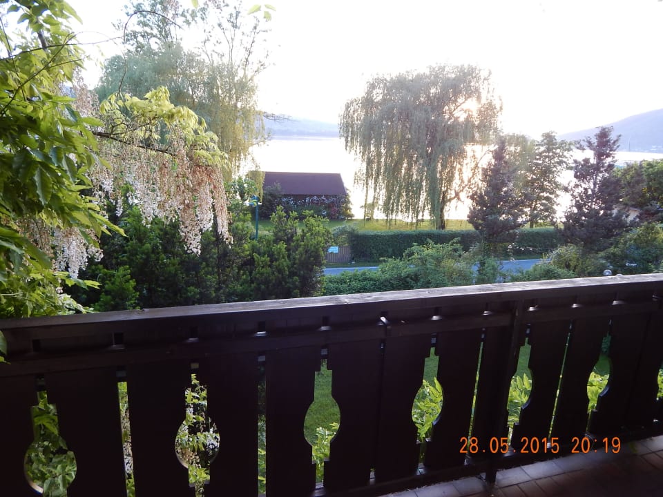 Vom Balkon auf den See Strandhotel Weyregg