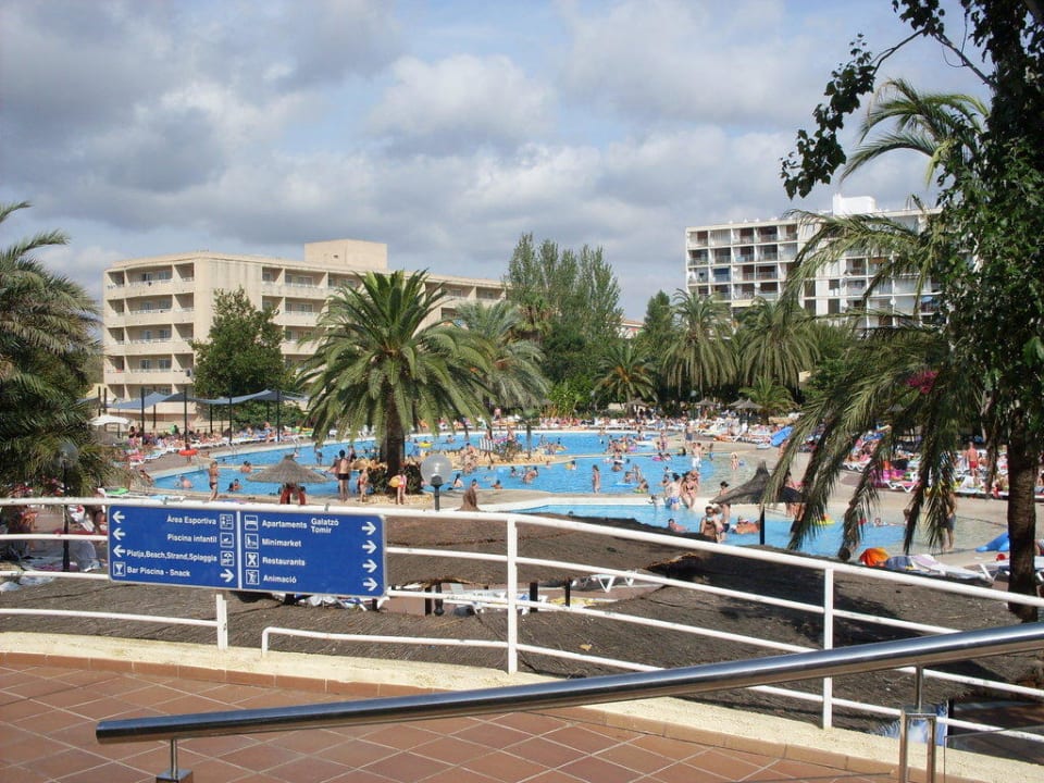 Blick auf den Pool mit den Nebengebäuden Hotel Club Cala Romani