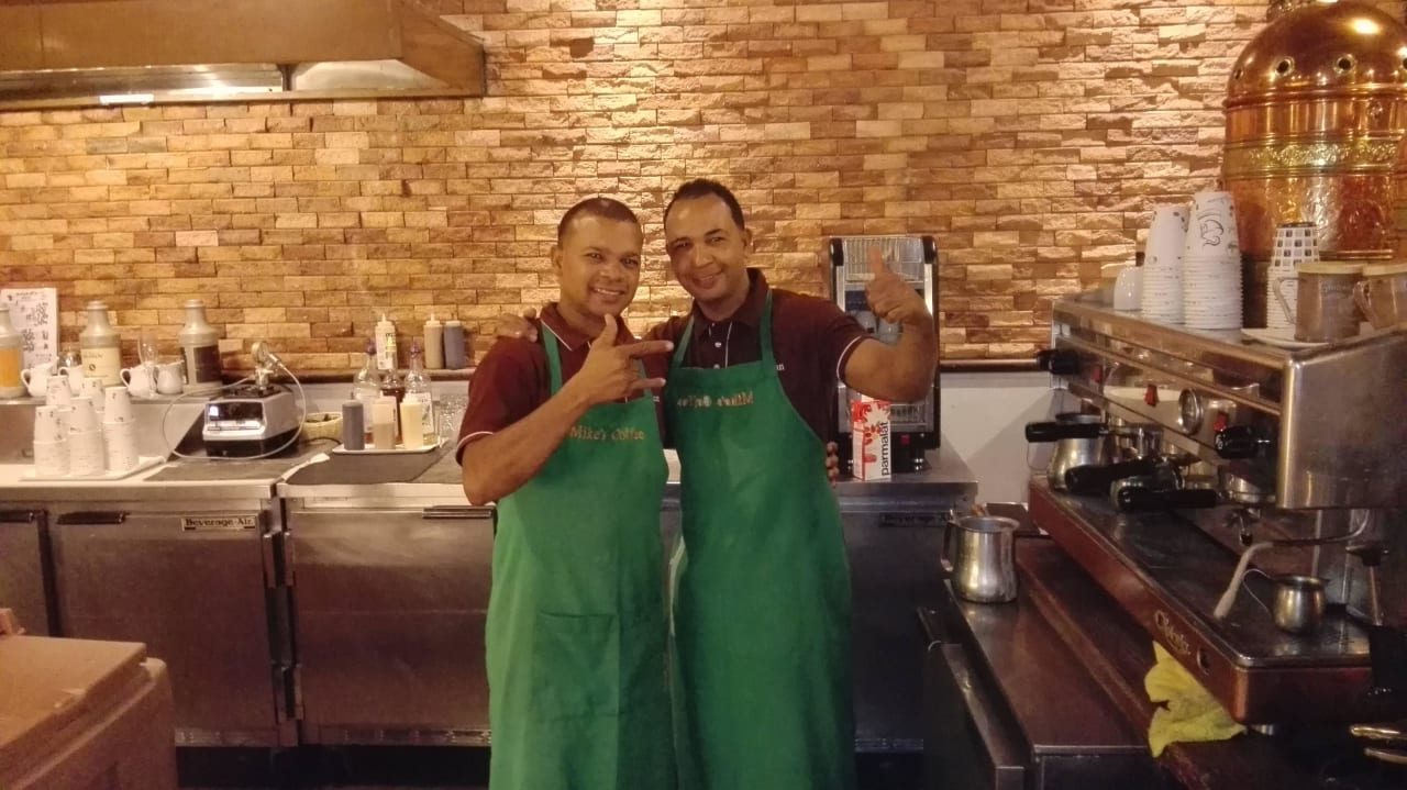 Super Service in Mike`s Caffee Ocean Blue & Sand