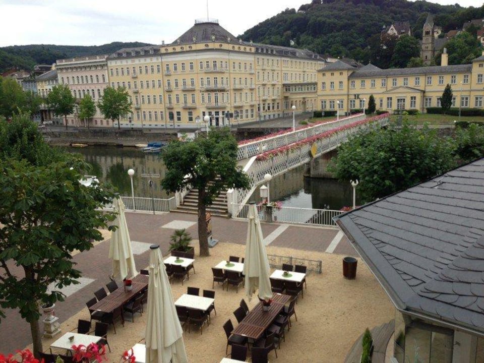 Blick vom Balkon auf Außengastronomie Häcker's Grand Hotel