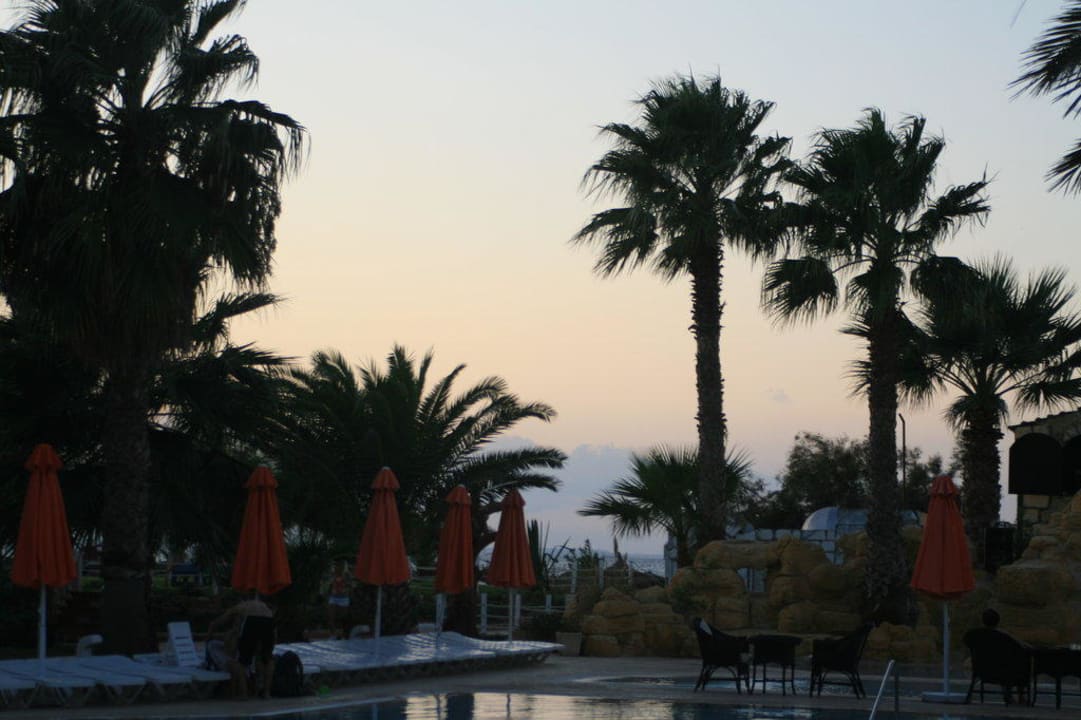 Poolanlage bei Sonnenuntergang Palmyra Golden Beach