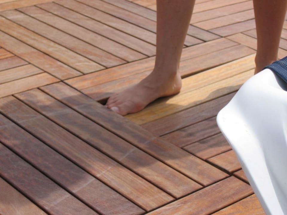 Gebrochene Holzfliesen am Pool Voyage Belek Golf & Spa