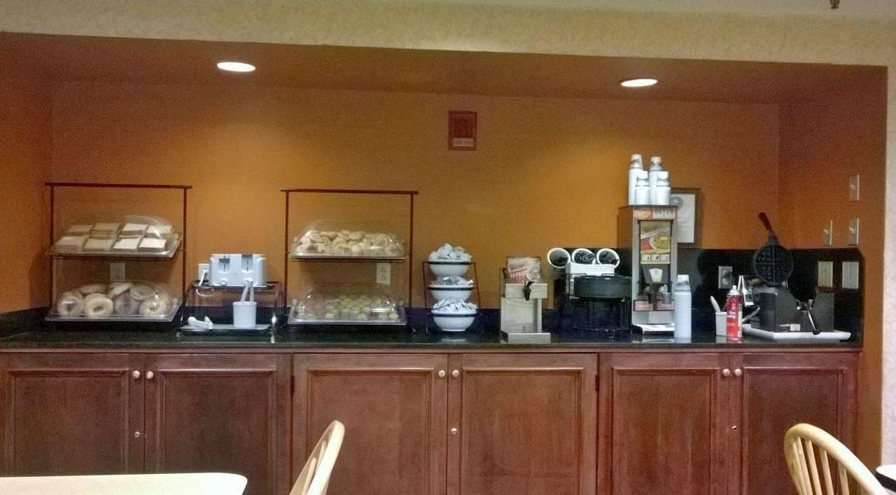 Ein Teil des Frühstücksbuffets Hotel Comfort Inn Warwick Airport