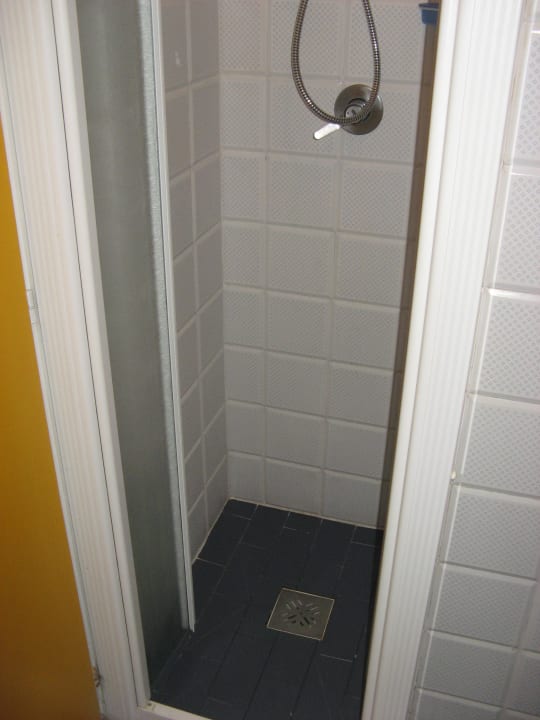 Die etwas schmale Dusche  Hotel Germania
