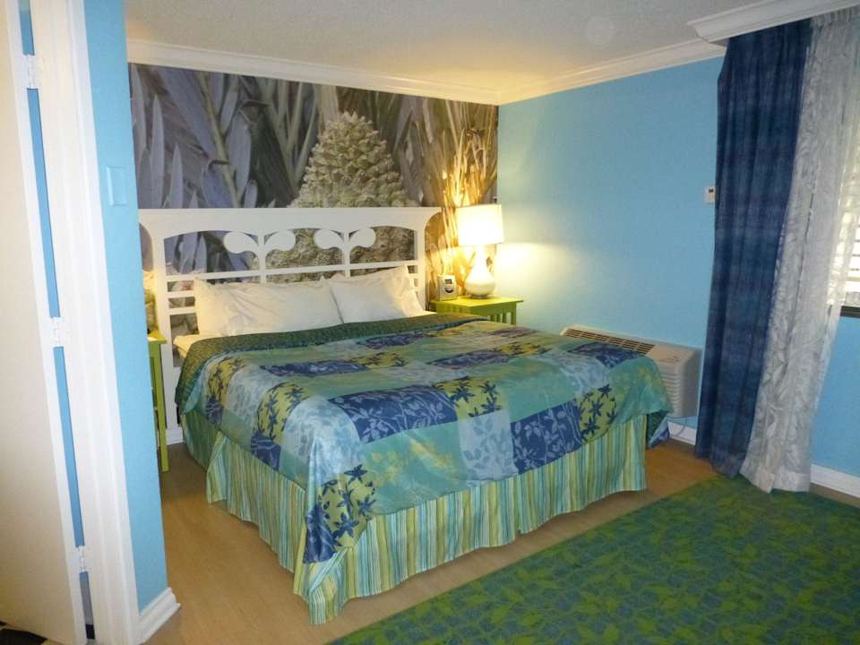 Schön großes Bett im "bunten" Zimmer - ohne Teppich Miami Lakes Hotel & Golf