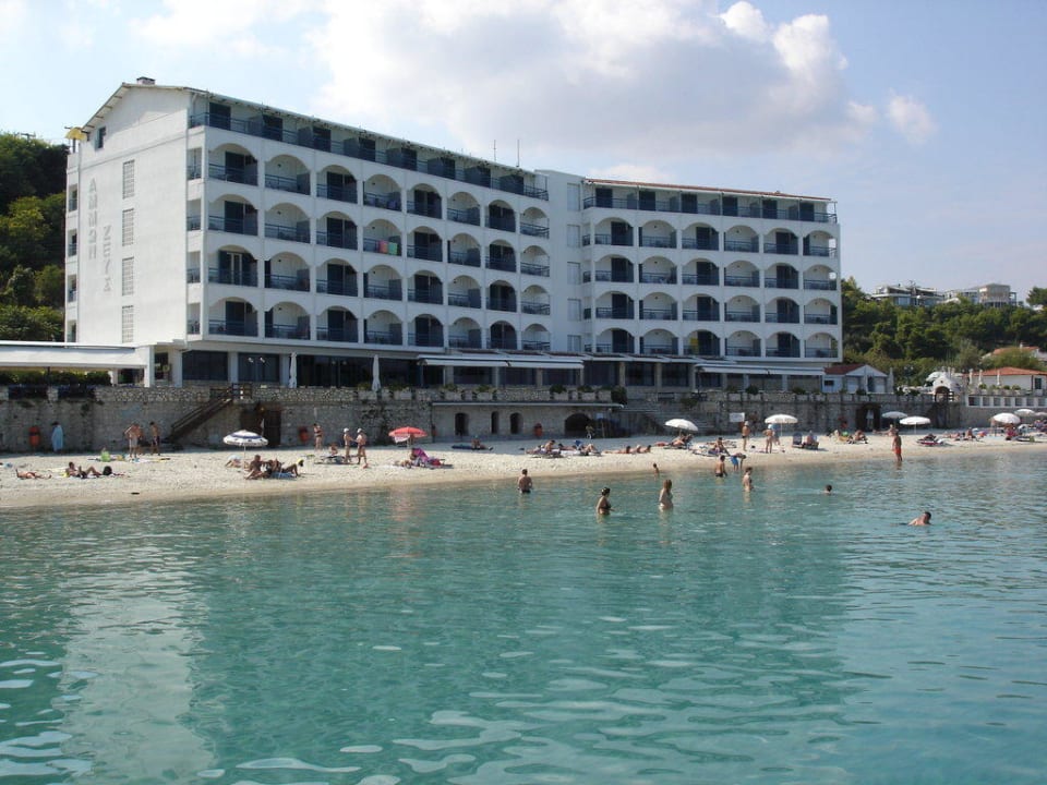 Blick vom Wasser aus aufs Hotel Ammon Zeus Luxury Beach Hotel
