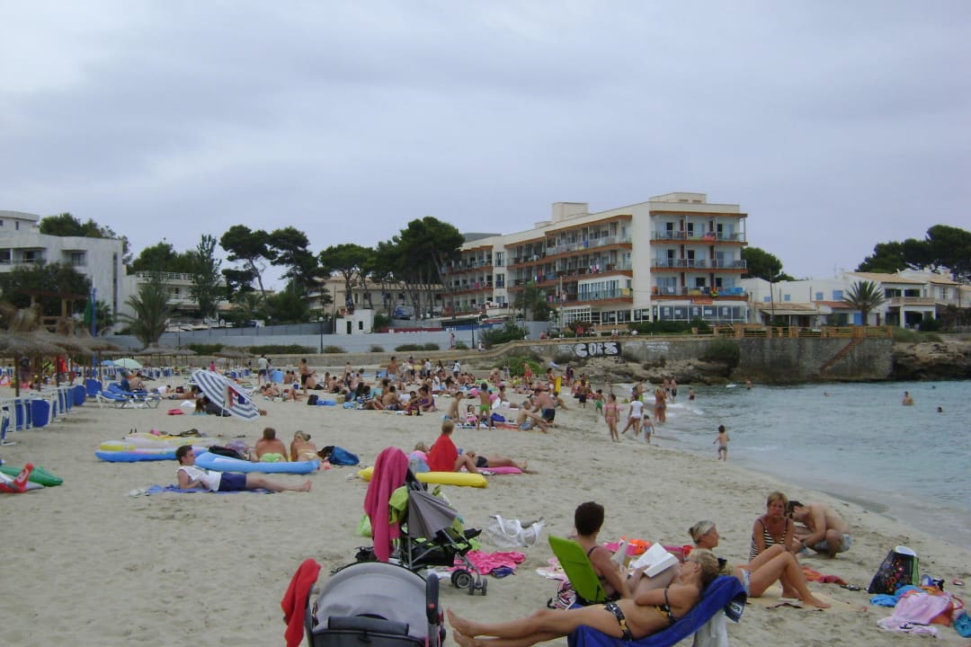 Hotel vom Strand aus  Hotel Clumba