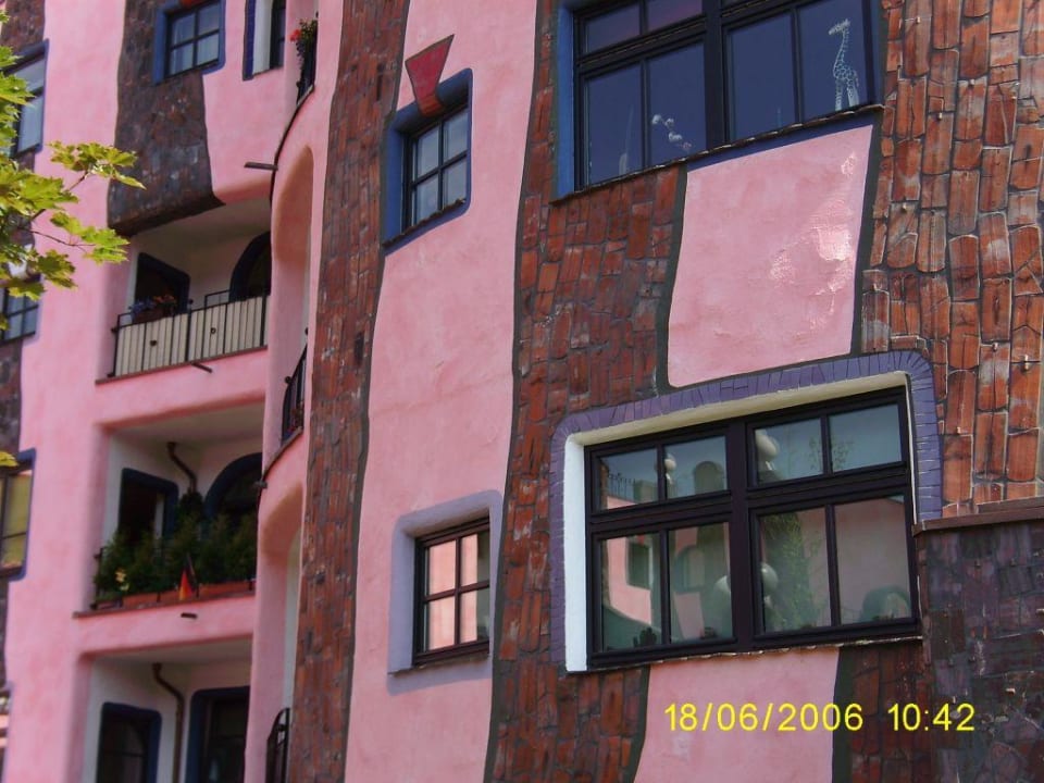 Hausfassade in der grünen Zitadelle Arthotel Magdeburg