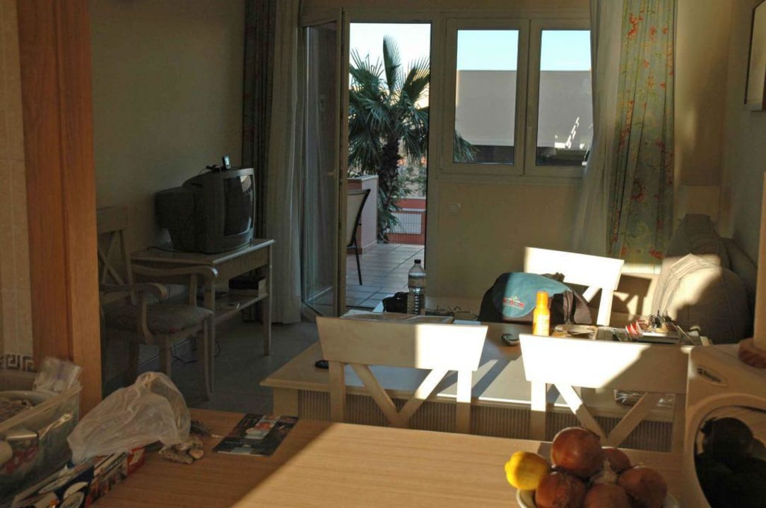 Von Küche über Ess-Wohnbereich in Richtung Terrasse Ilunion Sancti Petri