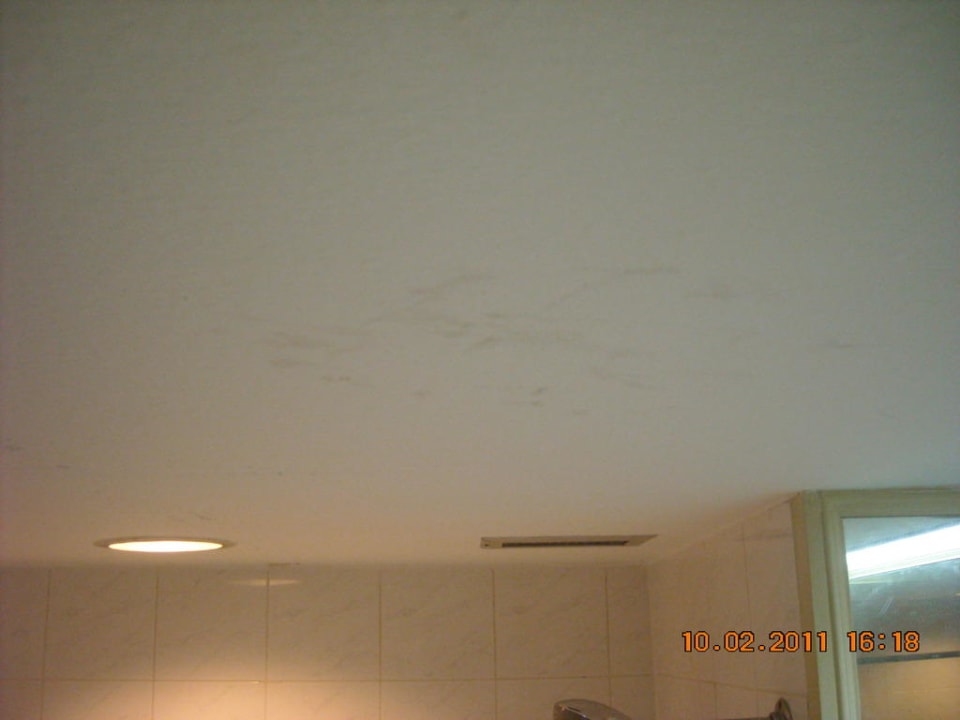 Dreckige Decke im Bad The Tawana Bangkok