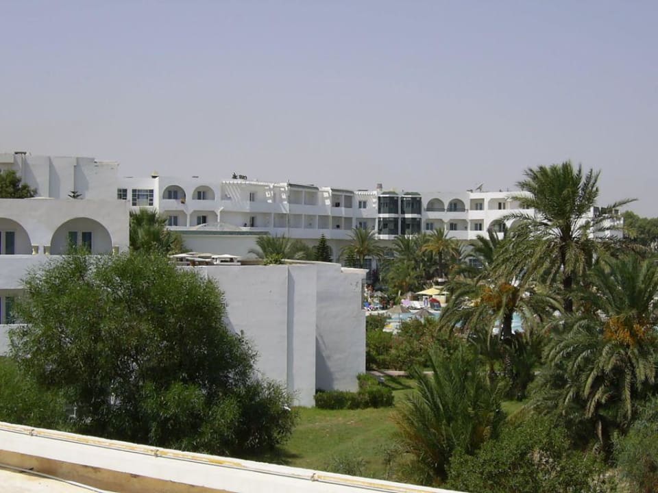 Blick vom Balkon (3) auf das Nachbarhotel Hotel El Mouradi Skanes Beach