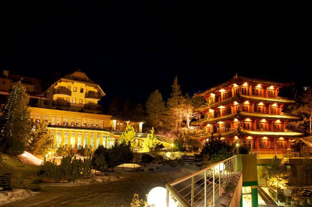 Außenansicht mit Chinaturm Hotel Hochschober