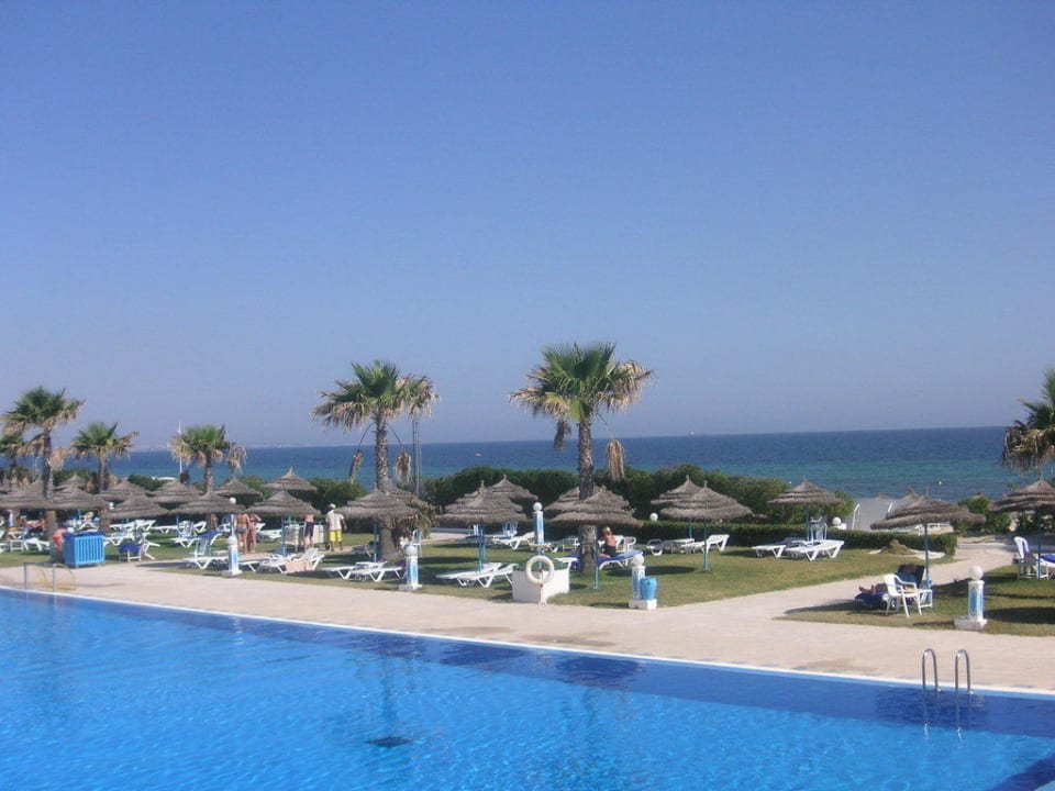 Ausblick auf Pool und Meer Hotel Amir Palace