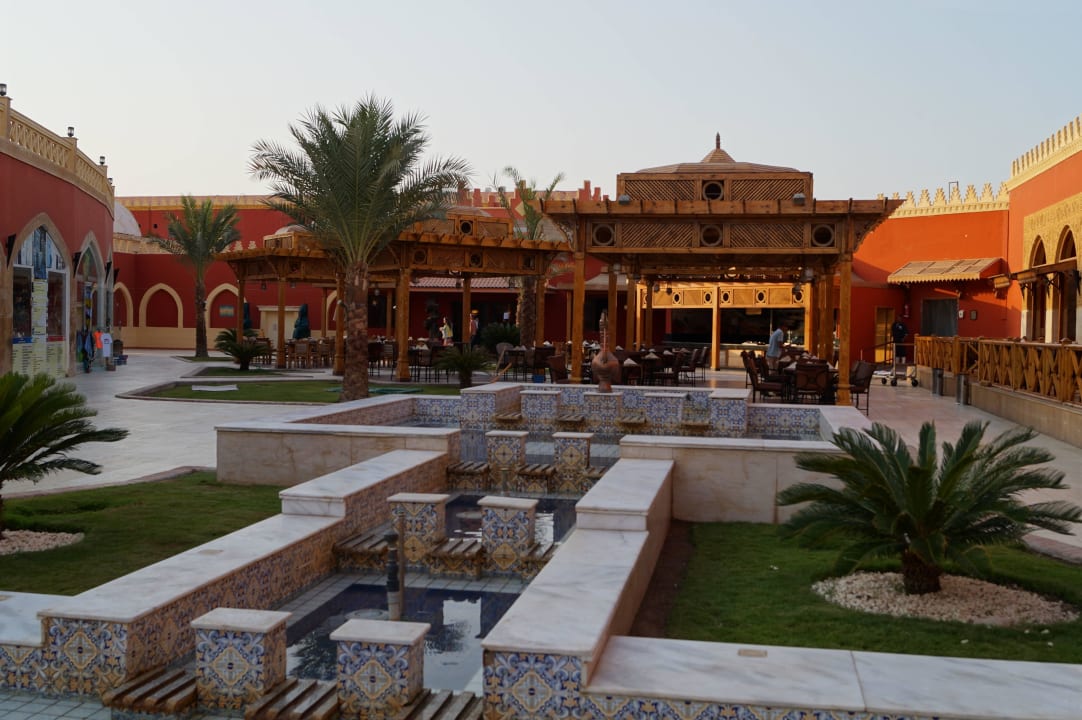 Innenhof mit Restaurants Pickalbatros Alf Leila Wa Leila Resort - Neverland Hurghada