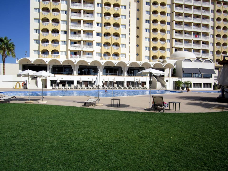 Pool, Restaurant und Hotel Ozadi Altura Beach Resort