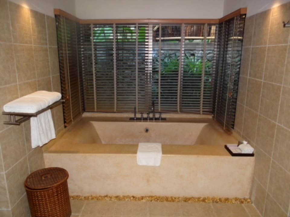 Bad im Pool Villa Zimmer Seaview Khao Lak Resort