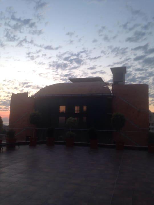 Baustellen neben dem Hotel direkt es ist laut Litore Resort & Spa