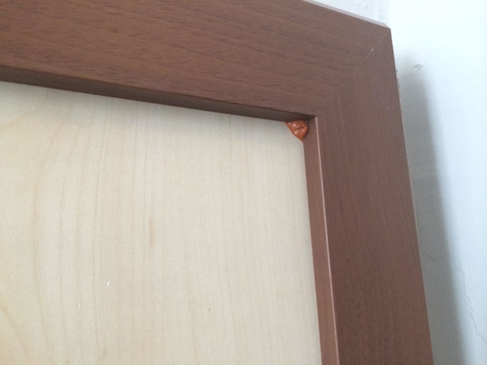 Kleber oder Kaugummi am Kopfteil des Bettkastens Incekum Su Hotel