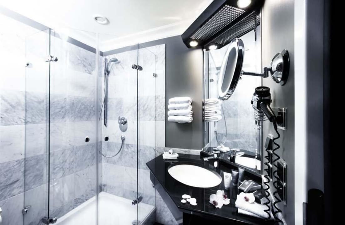 NEWBERLIN Zimmer Bad mit Dusche Hotel NEWBERLIN