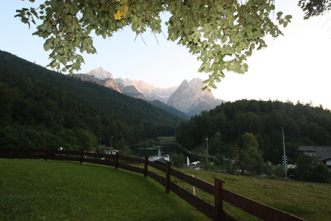 Blick über das Riessersee Hotel Resort Riessersee Hotel