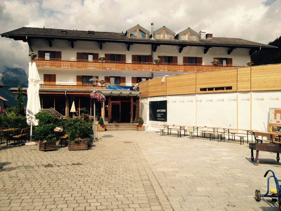 Eingang, Speiaesaal und Behelfsbänke.  Gut Wenghof - Family Resort