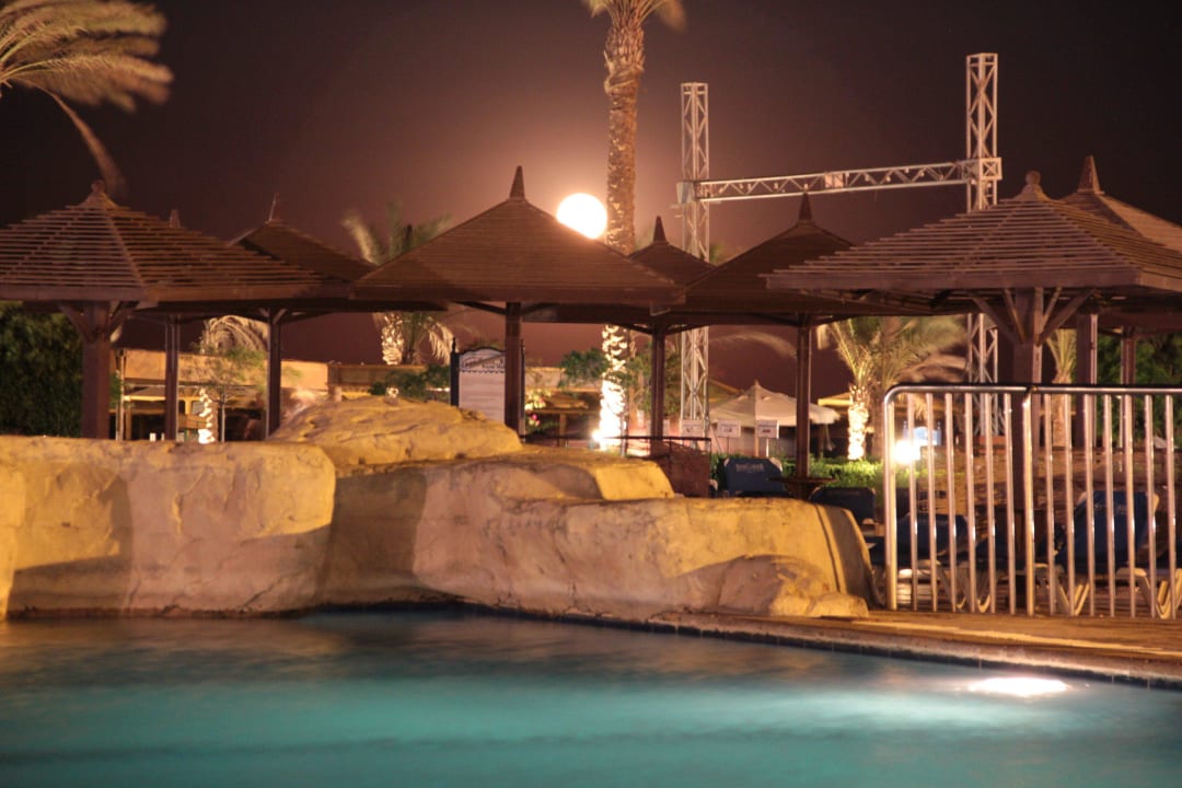 Aufgehender Mond am Sportbecken SUNRISE Royal Makadi Resort