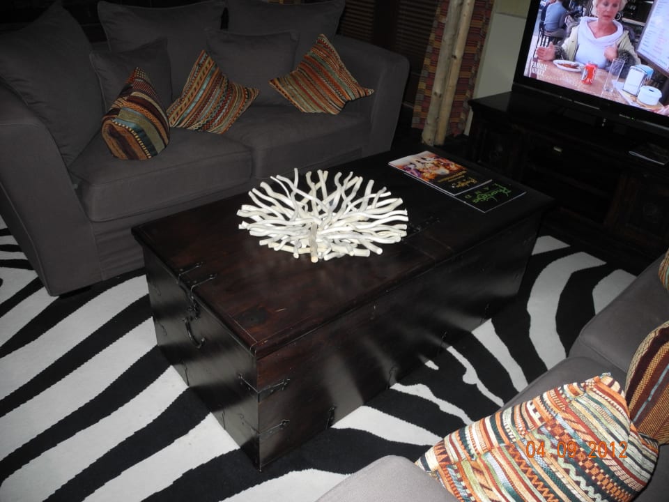 Wohnzimmer in der Suite Hotel Matamba - Phantasialand Erlebnishotel