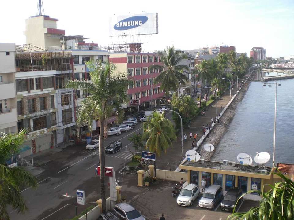Blick vom Zimmerbalkon Richtung Promenade Hotel Makassar Golden