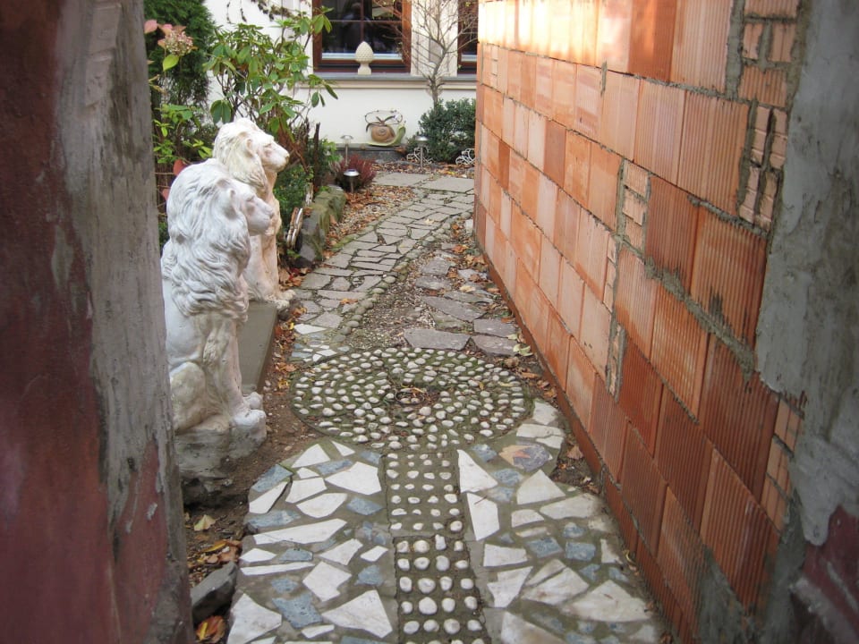 Verbindugsweg zwischen den Zimmern und Frühstücksr Hotel Don Giovanni