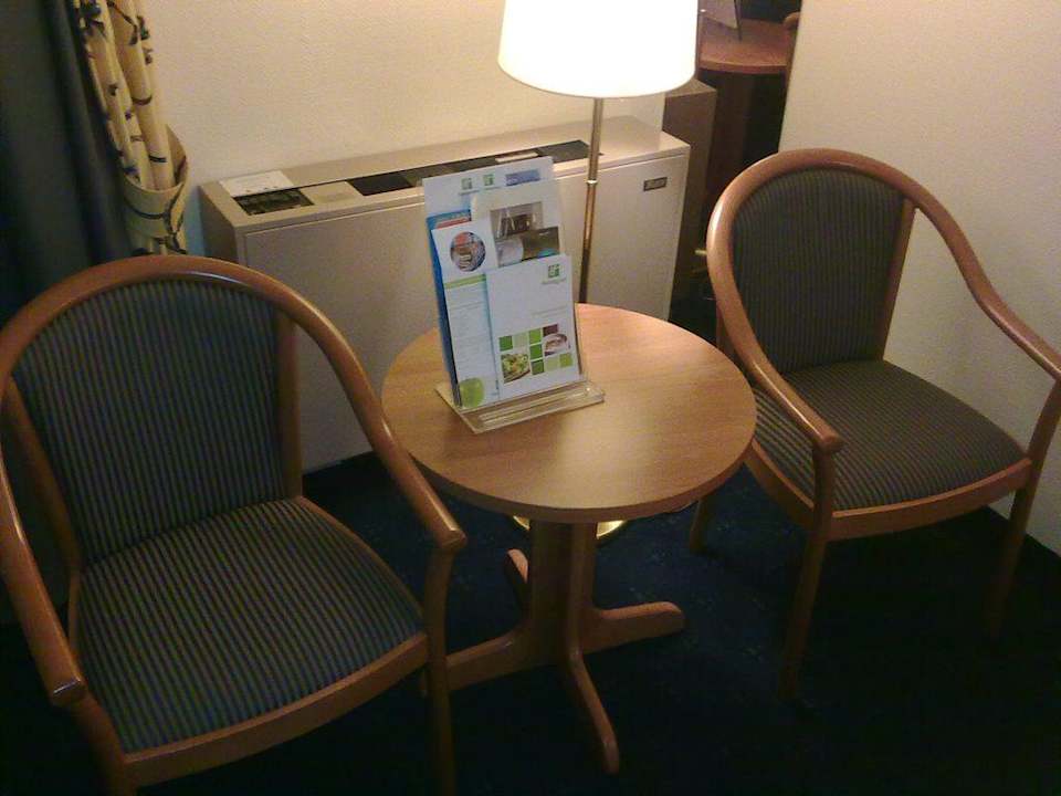Sitzgelegenheiten im Zimmer Leonardo Hotel Hannover Airport