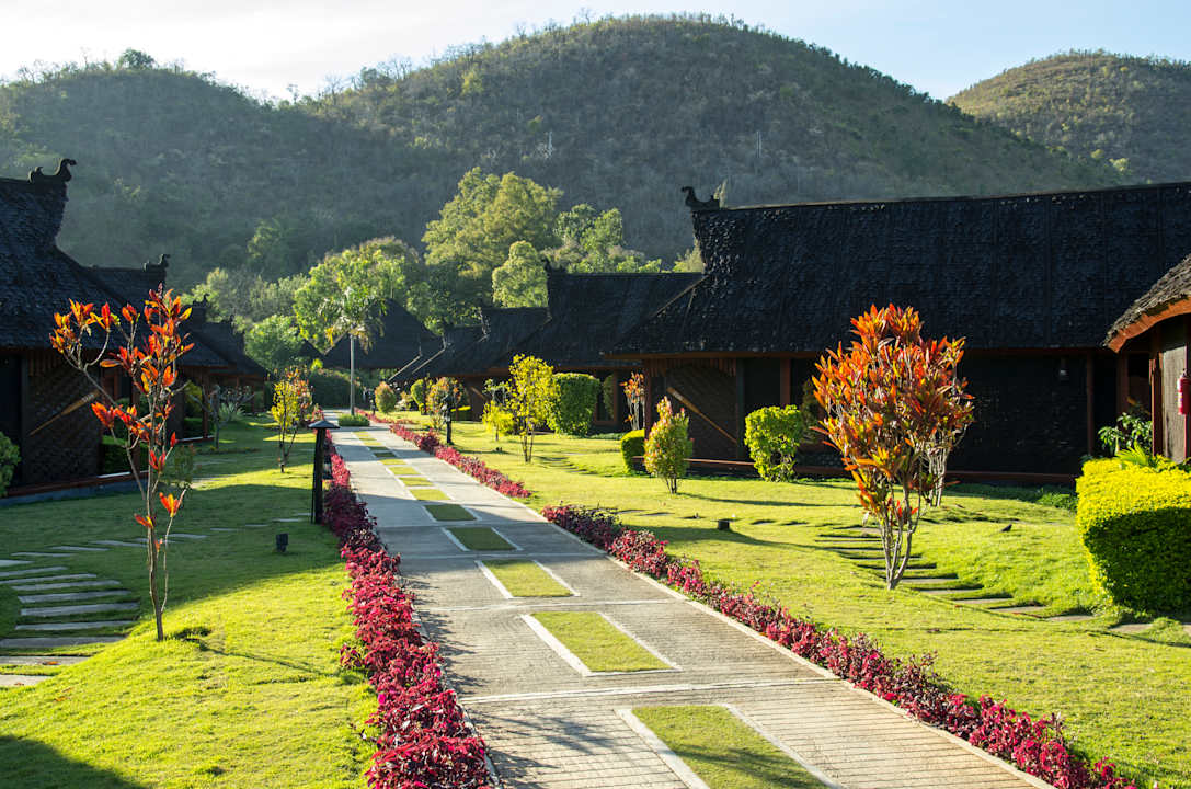 Die Rückseite der seewärts gebauten Unterkünfte.  Pristine Lotus Spa Resort