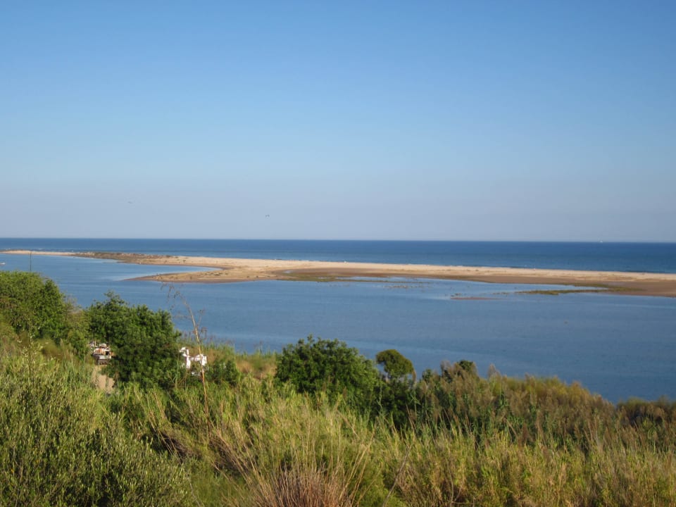 Beachbar und vorgelagerte Sandbank mit Naturstrand ROBINSON QUINTA DA RIA