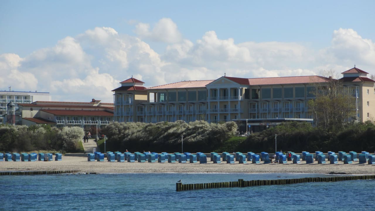 Blick auf das Strandhotel von der Seebrücke  Morada Strandhotel Ostseebad Kühlungsborn