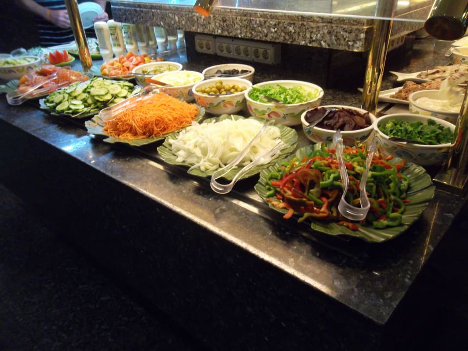 Nur ein teil des Salatbuffes Bull Eugenia Victoria & Spa