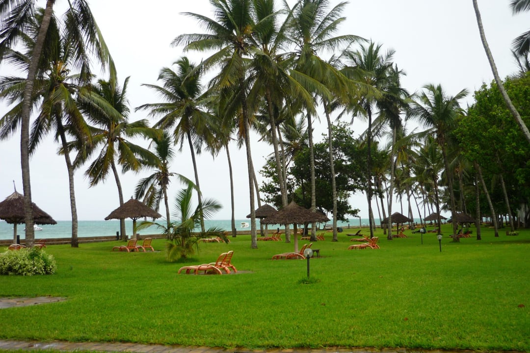 Leere Liegewiese im Juni 2014 Neptune Paradise Beach Resort & Spa