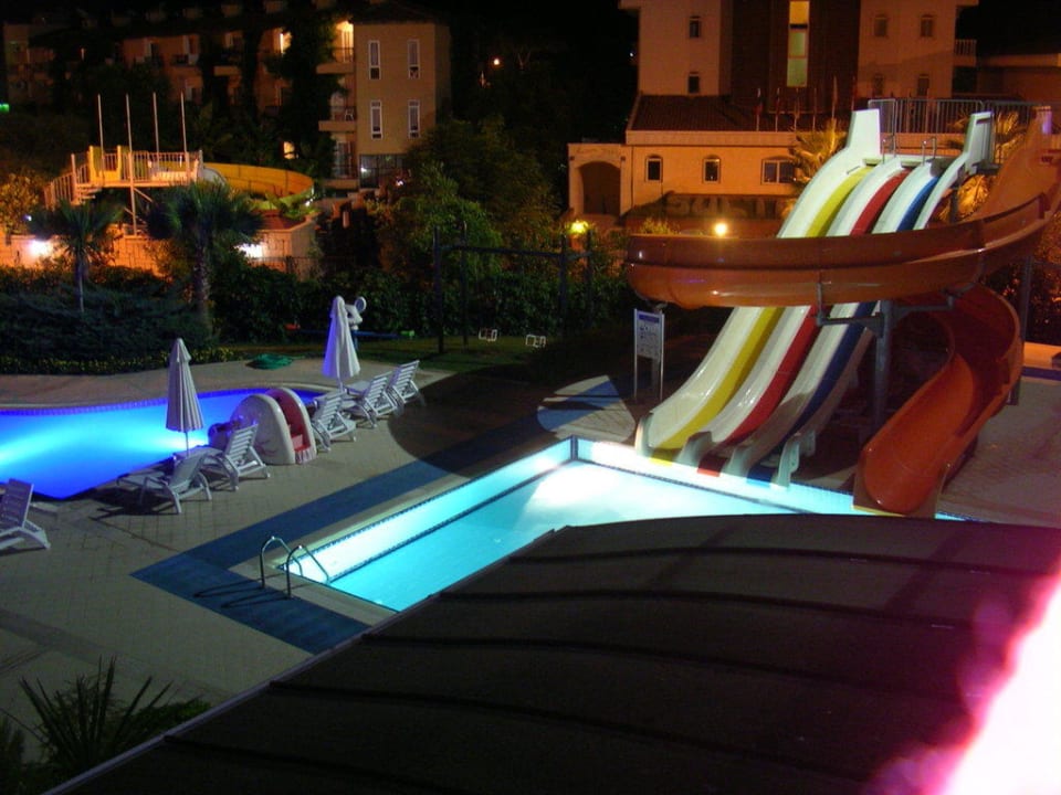 Kinderpool bei Nacht Pine House by Werde Hotels