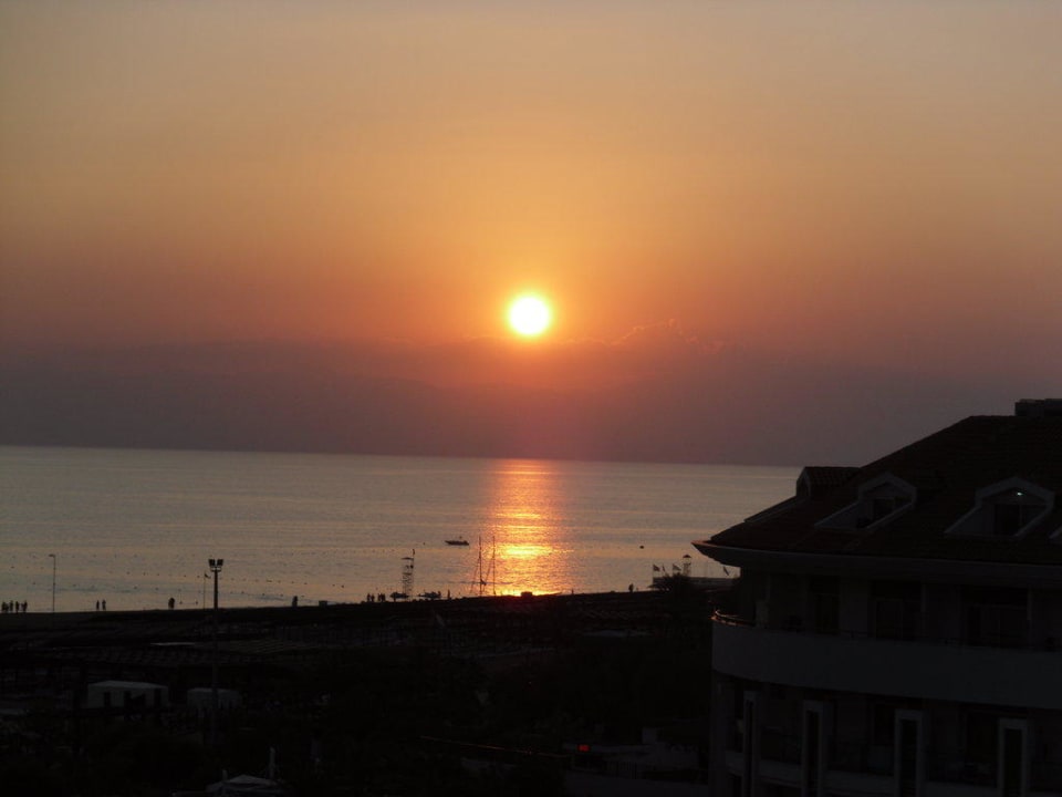 Sonnenuntergang vom Hotelzimmer aus Seamelia Beach Resort
